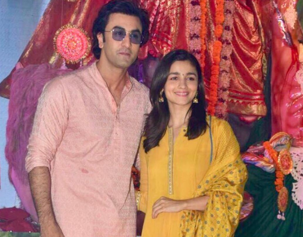 সেলিব্রিটিরাও মেতে ছিলেন দেবী আরাধনায়।