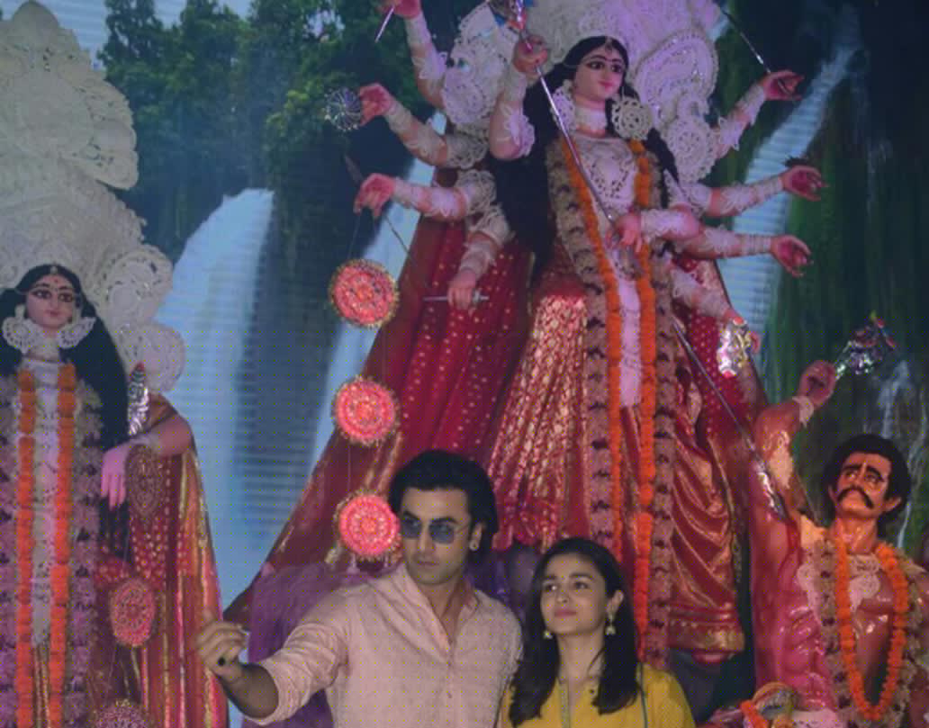 মণ্ডপে রণবীর ও আলিয়া তাঁদের ফ্যানেদের ছবি তোলার আবদার মেটাচ্ছেন।