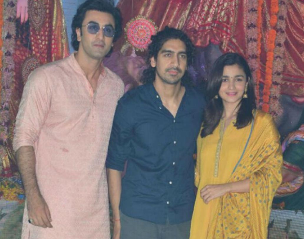 রণবীর ও আলিয়ার সঙ্গে ঠাকুর দেখতে গিয়েছিলেন রণবীরের প্রিয় বন্ধু, বাঙালি পরিচালক অয়ন মুখোপাধ্যায়ও।