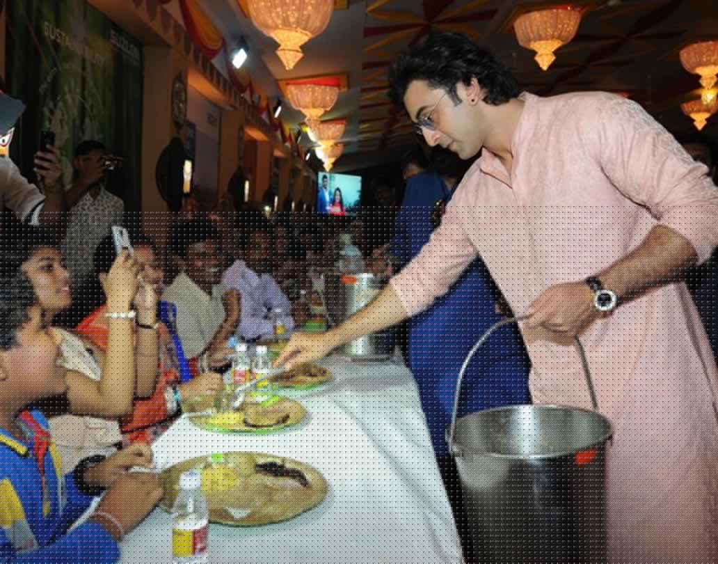 শুধু ঠাকুর দেখাই নয়। নবমীর দুপুরে জমিয়ে ভোগ খাওয়ার পাশাপাশি ভোগ বিতরণেও হাত লাগিয়েছিলেন রণবীর।