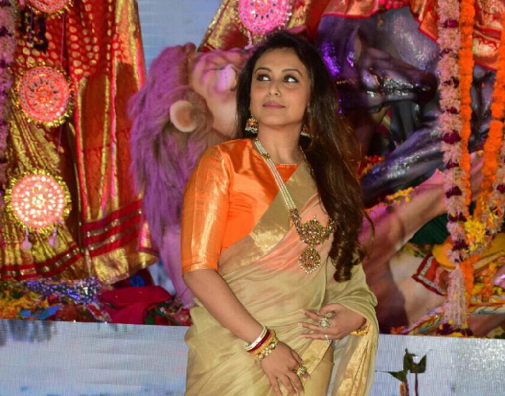 দুর্গাপুজোয় রানি মুখোপাধ্যায়কে দেখা যাবে না তা আবার হয় নাকি! বাঙালি নায়িকা মণ্ডপে গিয়েছিলেন চেনা ট্র্যাডিশনাল সাজেই।