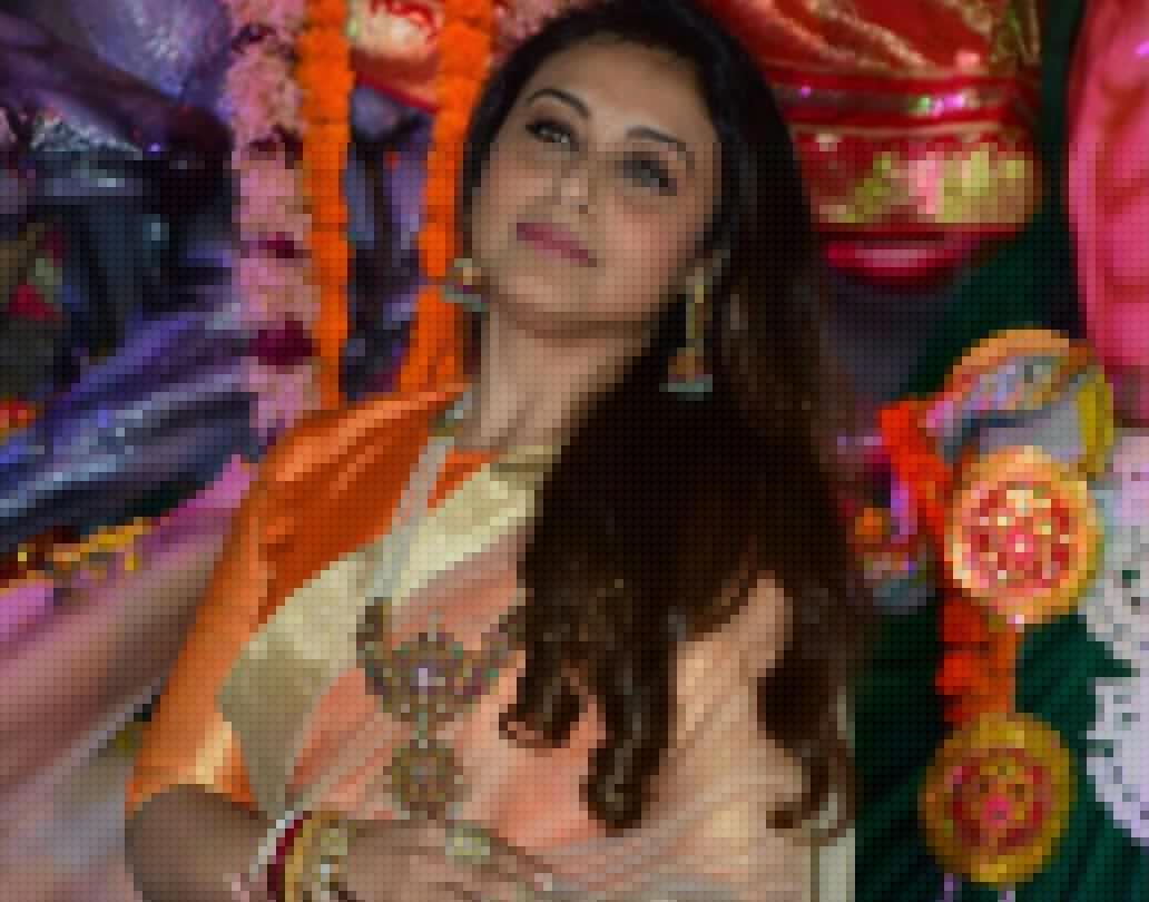 ক্রিম রঙের শাড়ি এবং কুন্দনের গয়নায় সেজেছিলেন বলিউডের ‘রানি’।