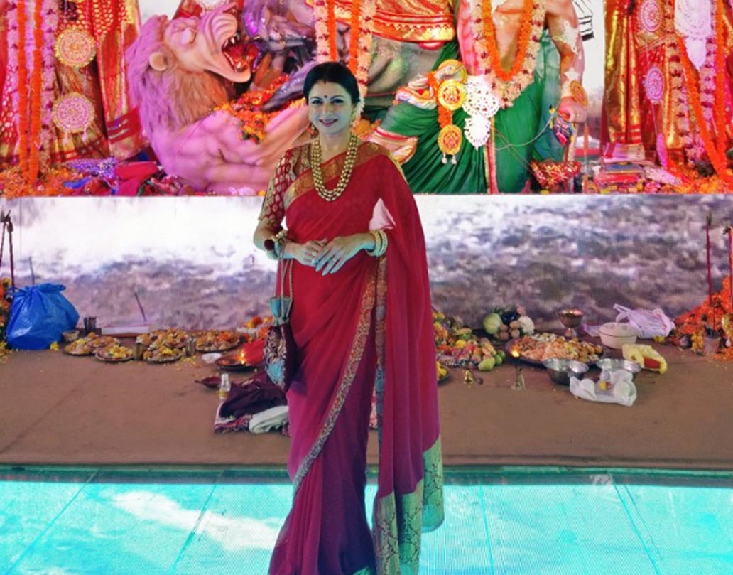 পুজো মণ্ডপে গিয়েছিলেন ভাগ্যশ্রী। ‘ম্যায় নে পেয়ার কিয়া’র নায়িকা সেজেছিলেন লাল শাড়িতে।