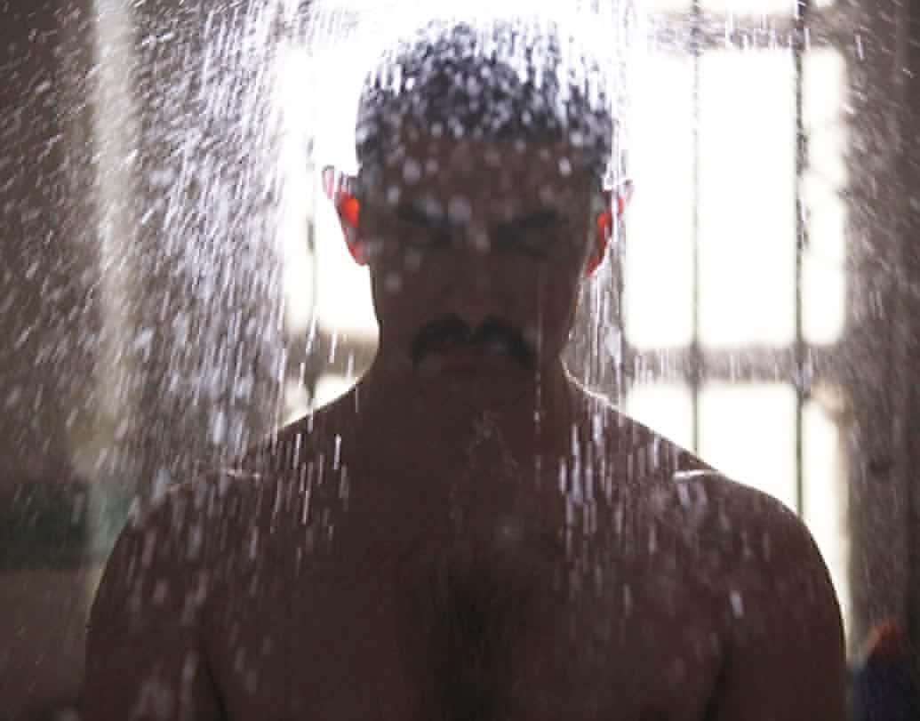 হতে পারেন তিনি ‘মিস্টার পারফেকশনিস্ট’ বা ‘মিস্টার প্যাশনেট’। তবে রোজ স্নান করা নাকি আমির খানের না পসন্দ। এমনকী তাঁর এই অভ্যাস নিয়ে নাকি বেজায় রাগ স্ত্রী কিরণের। সংবাদ মাধ্যমকেও সে কথা জানিয়েছিলেন কিরণ।