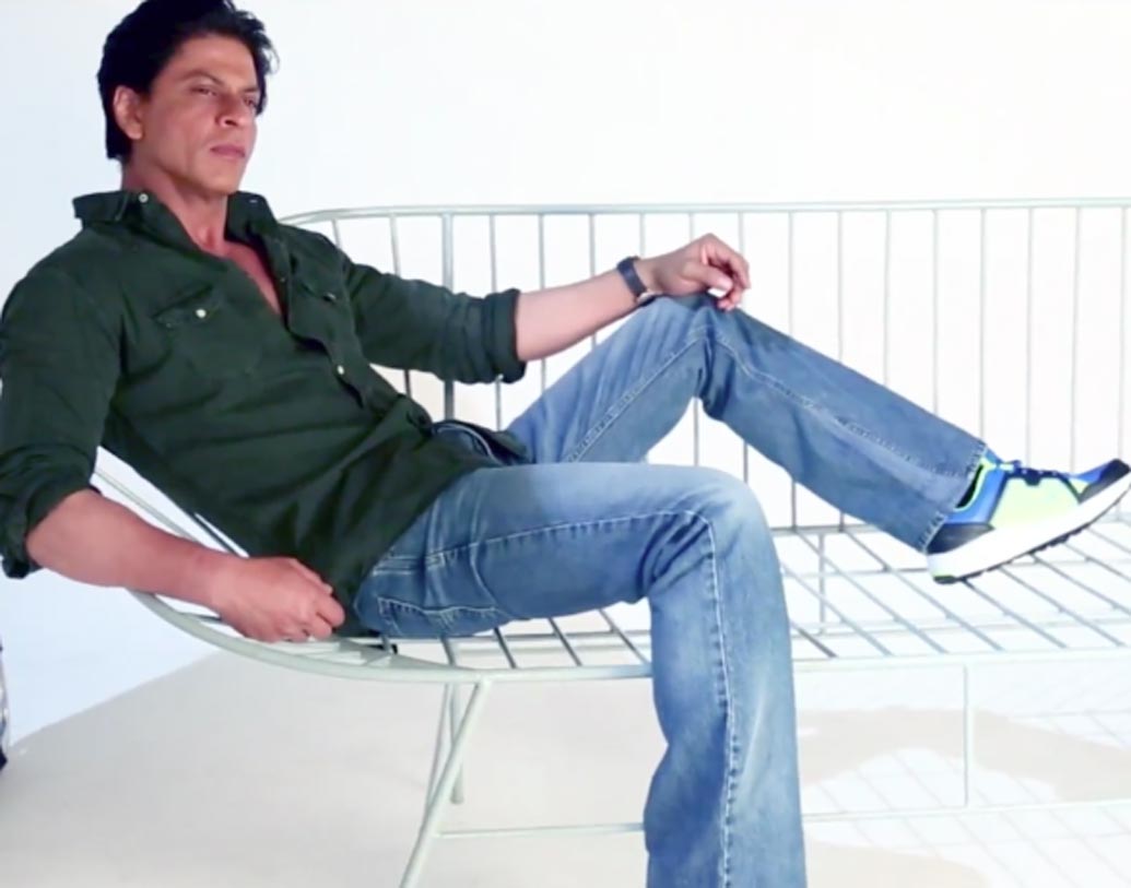 স্নিকার্স বড় পছন্দ করেন শাহরুখ খান। স্নিকার্স ছাড়া অন্য কোনও জুতো বিশেষ পড়তে দেখা যায় না বলিউডের বেতাজ বাদশাকে। তবে দিনে একবারই জুতো খোলেন শাহরুখ। আর বাকি সব সময়ই তিনি জুতো পরে থাকেন।