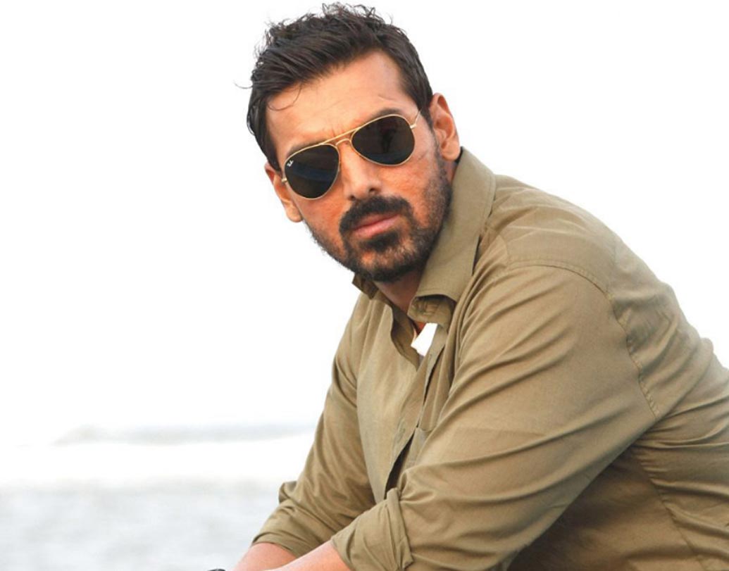 প্রেস কনফারেন্স হোক বা কারও সঙ্গে কথা বলা, যাই হোক না কেন, জন আব্রাহাম সব সময় পা নাড়াতেই থাকেন। পা নাড়ানোর এমন অভ্যাস নিয়ে জনের বন্ধু-বান্ধব থেকে পরিবার সকলের আপত্তি।