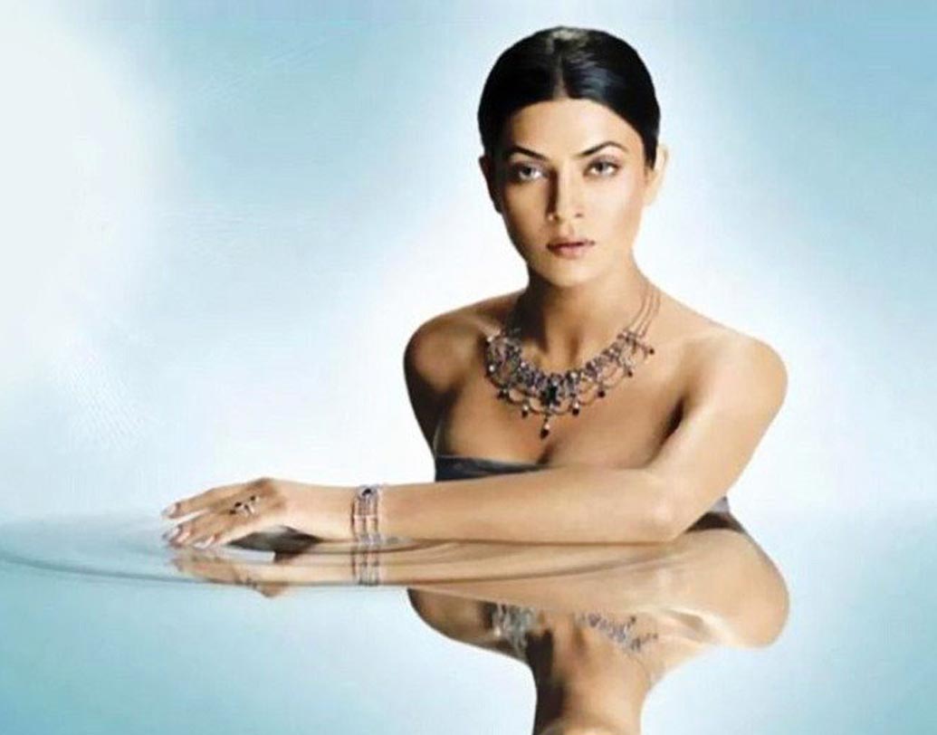 বদ্ধ স্নানাগারে স্নান করতে ঘোর আপত্তি সুস্মিতা সেনের। তাই বাড়ির খোলা টেরেসেই বানিয়ে নিয়েছেন বাথটব। আর সেখানেই স্নান করেন সুস্মিতা সেন।