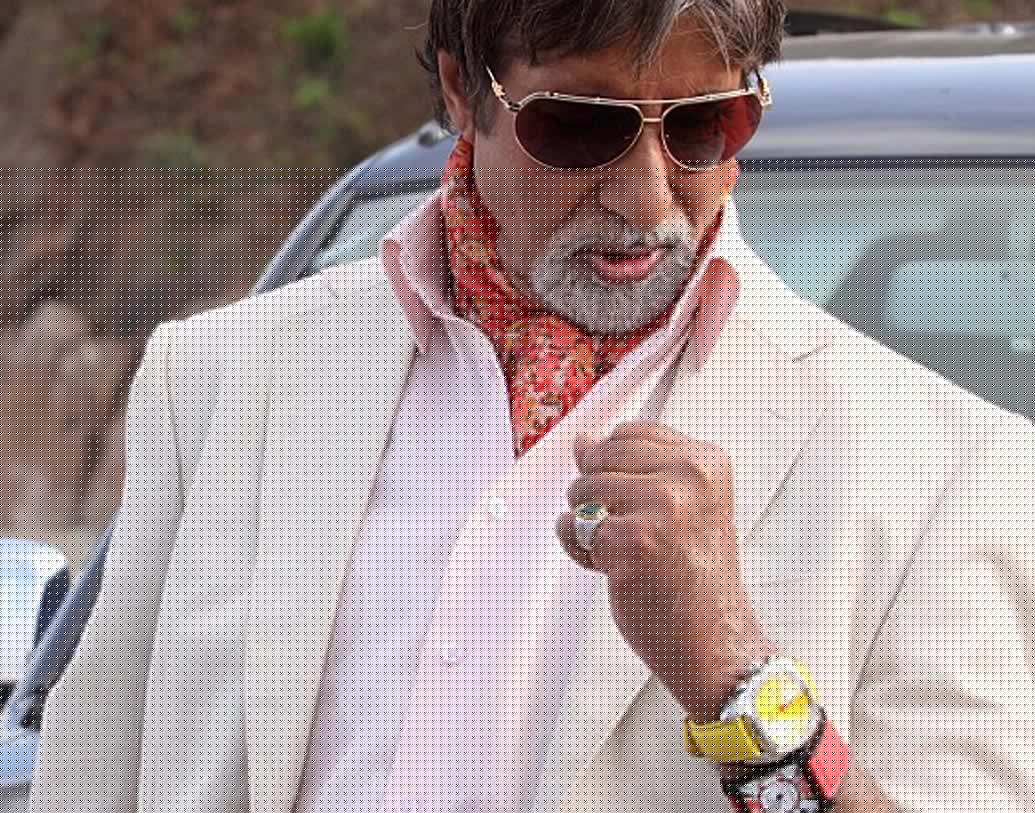 একটা নয়, এক হাতে দু-দুটো ঘড়ি পড়তে পছন্দ করেন বিগ বি। একটি ঘড়িতে থাকে ভারতীয় সময়, আরেকটিতে যেখানে যাচ্ছেন সেখানকার সময়। আবার এক সঙ্গে দুই হাত দিয়েই লিখতে পছন্দ করেন অমিতাভ বচ্চন।