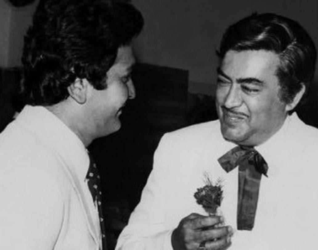 অভিনেতা সঞ্জীব কুমারের সঙ্গে একটি ছবিতে কাজ করেছিলেন ঋষি কপূর। সেই ছবিটি কোনও দিন মুক্তি পায়নি। সঞ্জীব কুমারের ৭৯তম জন্মদিনে ঋষি কপূর নিজেই টুইট করেছিলেন এই ছবিটি।