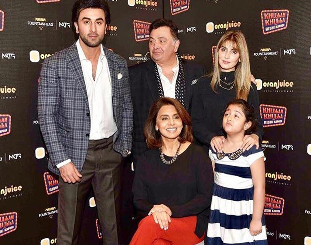 ছেলে রণবীর, মেয়ে ঋদ্ধিমা, স্ত্রী নীতু। সঙ্গে নাতনিও রয়েছে। ভরা সংসার ঋষি কপূরের।