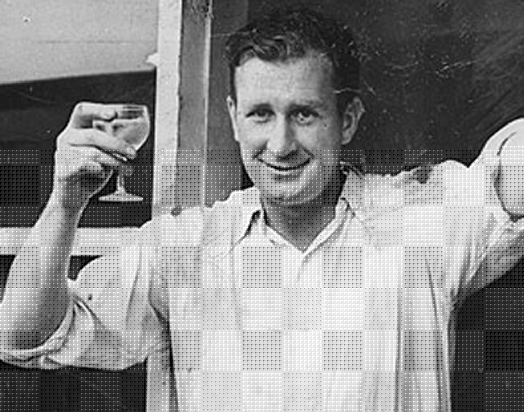 জিম লেকার: একটি টেস্টে দুই ইনিংস মিলিয়ে মোট ১৯টি উইকেট নিয়েছিলেন লেকার। এই রেকর্ড ভাঙা তো দূর অস্ত্‌, এটি স্পর্শ করার স্বপ্নও দেখতে সাহস করেন না অনেক তারকা বোলার।