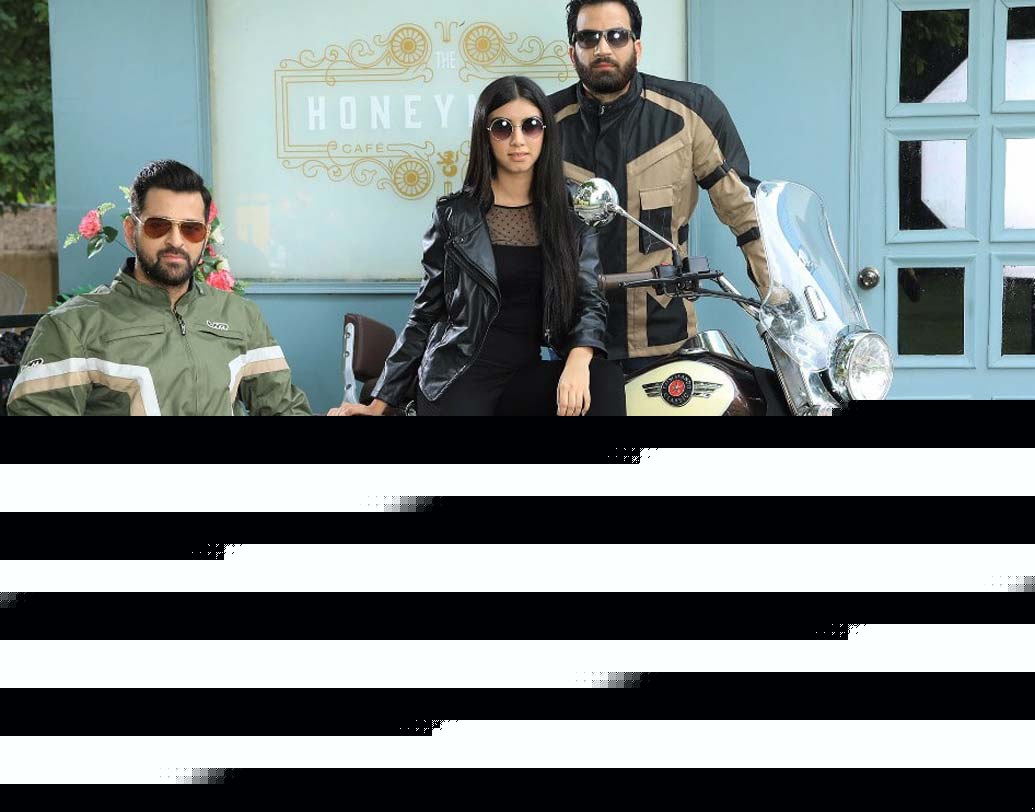 ভারতের বাজারে ক্লাসিকের দাম প্রায় ১.৮৯ লক্ষ এবং মোজাভির দাম প্রায় ১.৮০ লক্ষ।