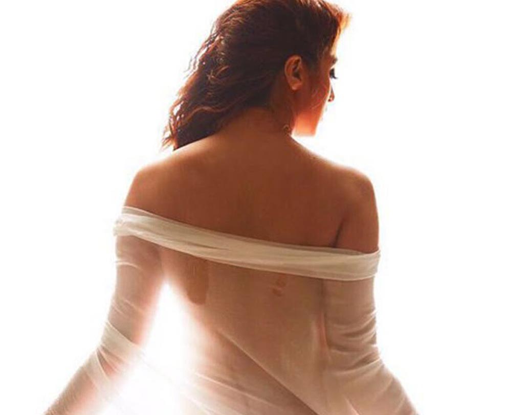 নেহা ধুপিয়ায় ‘জুলি’র সিক্যুয়েল ‘জুলি টু’। এ ছবিও লাইমলাইটে এসেছে মূলত সাহসী দৃশ্যের জন্যই। ইন্ডাস্ট্রি সূত্রে খবর, এ ছবির গল্প, পরিবেশনা নাকি আগের থেকেও বেশি বোল্ড। ছবির নামের সঙ্গেই লেখা হয়েছে, ‘বোল্ড, বিউটিফুল অ্যান্ড ব্লেসড’।