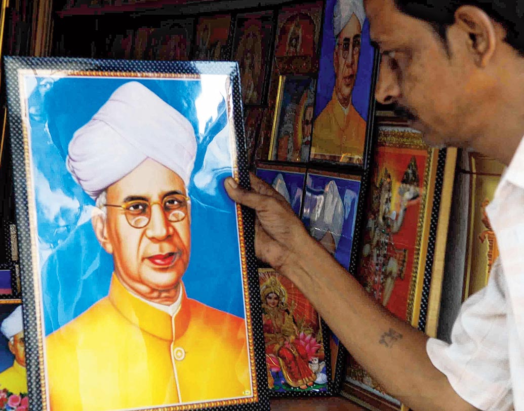 তাঁর পদমর্যাদা এবং তাঁর কাজকে সম্মান জানিয়ে রাধাকৃষ্ণণের ছাত্ররা তাঁর জন্মদিনটিকে ‘রাধাকৃষ্ণণ দিবস’ হিসাবে পালন করার কথা ভেবেছিলেন।