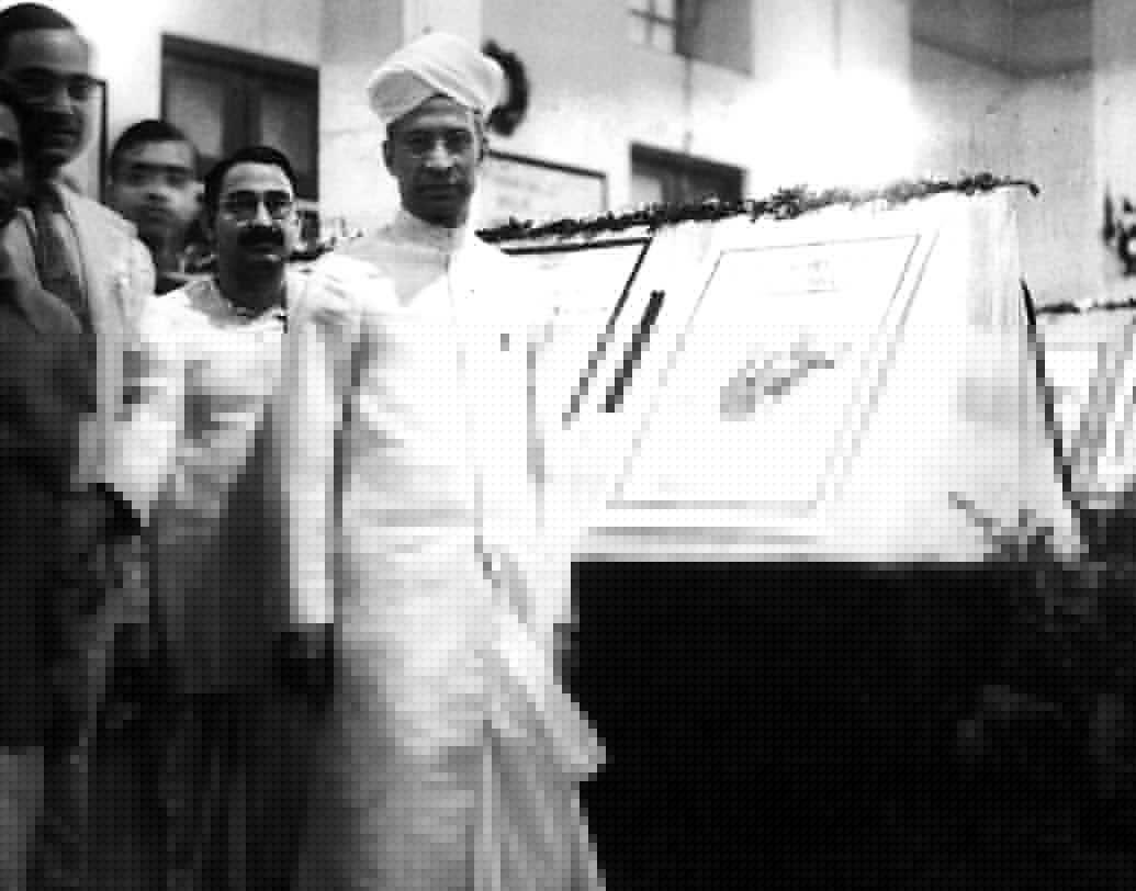 ১৯০৫ সালে তিনি মাদ্রাজ খ্রিষ্টান কলেজ থেকে দর্শনে স্নাতকোত্তর হন তিনি।