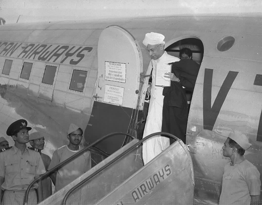 তিনি স্বাধীন ভারতের প্রথম উপরাষ্ট্রপতি (১৯৫২-১৯৬২) এবং দ্বিতীয় রাষ্ট্রপতি ছিলেন (১৯৬২-১৯৬৭)।