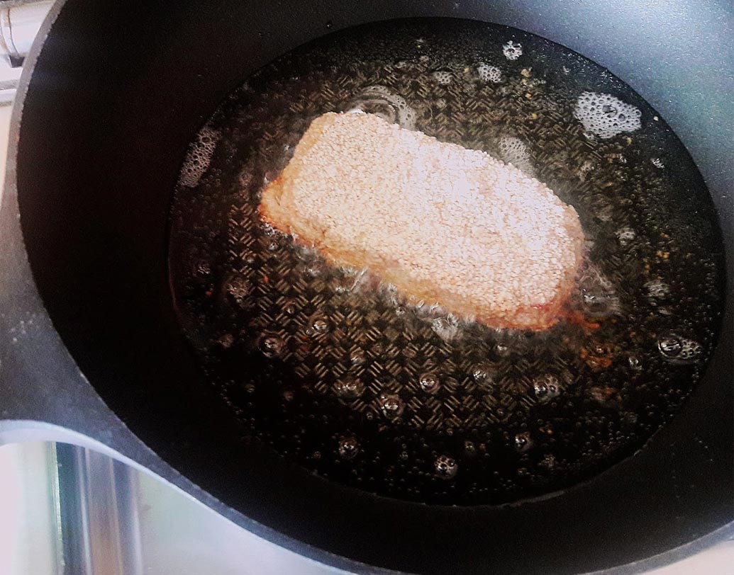 কী কী লাগবে: ভেটকি বা বাসা মাছের ফিলে: ৪টে , পেঁয়াজ: অর্ধেকটা (কুচনো), রসুন বাটা: ৩ কোয়া, আদা বাটা: ১ ইঞ্চি আদা, ধনেপাতা কুচি, কাঁচালঙ্কা: ২টো, কাসুন্দি: ২ চা চামচ, লেবুর রস: ২ চা চামচ, জিরে গুঁড়ো: ১ চা চামচ, ধনে গুঁড়ো: ১ চা চামচ, গরম মশলা গুঁড়ো: ১/২ চা চামচ, নুন, গোলমরিচ, ডিম: ২টো
ব্রেড ক্রাম্ব: ২ কাপ