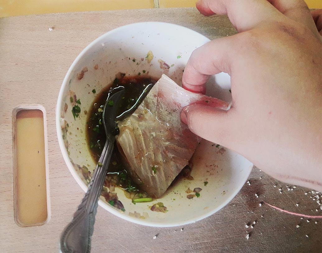 আদা-রসুন বাটা, লেবুর রস, নুন, গোলমরিচ, কাসুন্দি ও ধনেপাতা কুচি দিয়ে ম্যারিনেট করে নিন মাছের ফিলে। ৩০ মিনিট থেকে ১ ঘণ্টা রাখুন।