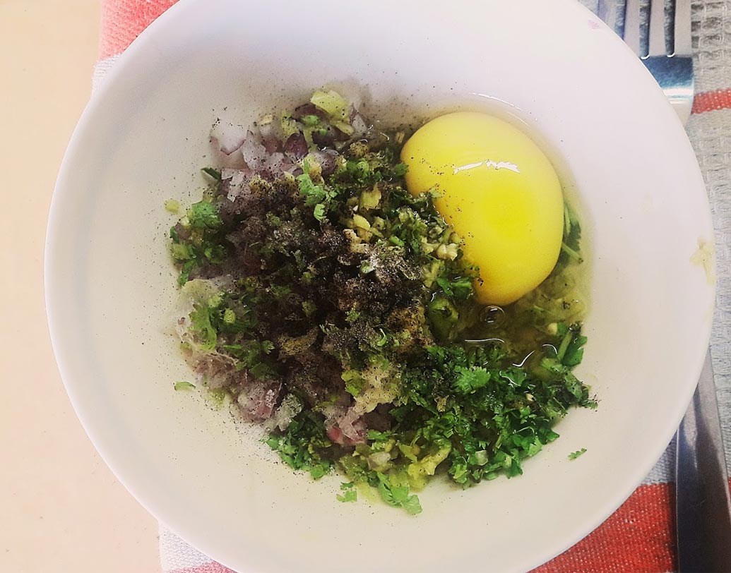 এক ঘণ্টা পর দুটো বড় বাটি নিন। একটাতে ডিম নুন, গোলমরিচ, পেঁয়াজ কুচি, কাঁচালঙ্কা কুচি ও বাকি আদা-রসুন বাটা, ধনেপাতা কুচি দিয়ে ফেটিয়ে নিন। অন্য বাটিতে ব্রেড ক্রাম্ব নিন। ব্রেড ক্রাম্বের সঙ্গেও নুন ও গোলমরিচ মেশাবেন।