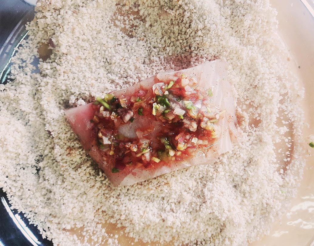 প্রতিটা ফিলে ডিমের গোলায় ডুবিয়ে নিন। খেয়াল রাখবেন যেন ফিলের গায়ে পেঁয়াজ ও ধনেপাতা লেগে যায়।