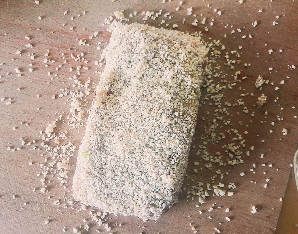 এ বার ফিলেগুলো ব্রেড ক্রাম্ব দিয়ে কোট করে নিন। ম্যারিনেট করা ফিলে এক ঘণ্টা ফ্রিজে রাখুন।