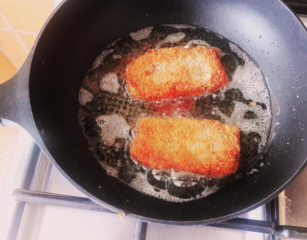 ফ্রাইং প্যানে তেল গরম করে ম্যারিনেট করে রাখা ফিলে সোনালি বাদামি করে ভেজে তুলুন।