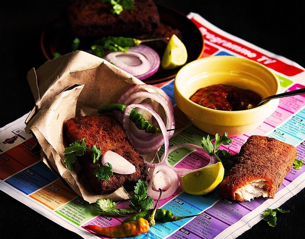 ফিশ ফ্রাই টিস্যু পেপারের উপর রেখে অতিরিক্ত তেল শুষে নিন। পেঁয়াজের রিং, কাঁচা লঙ্কা, কাসুন্দি দিয়ে পরিবেশন করুন।