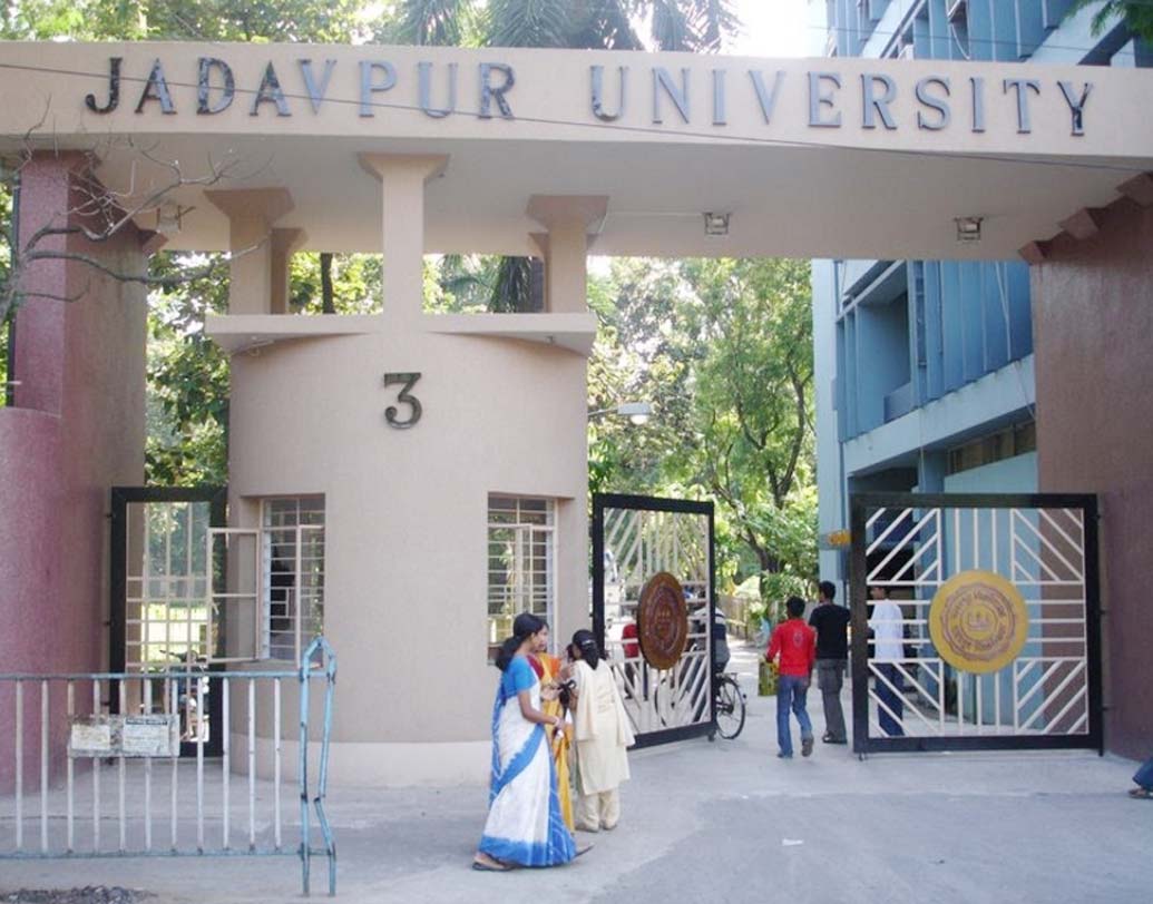 কেন্দ্রীয় মানবসম্পদ উন্নয়ন মন্ত্রকের তালিকায় পঞ্চম স্থানে জায়গা করে নিয়েছে পশ্চিমবঙ্গের যাদবপুর বিশ্ববিদ্যালয় এবং আইআইটি কানপুর।