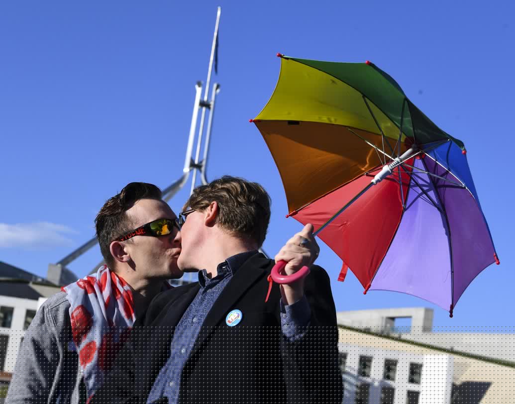 ভারতীয় দণ্ডবিধির ৩৭৭ ধারার বিরুদ্ধে প্রথম আপত্তি জানায় স্বে‌চ্ছাসেবী সংস্থা নাজ ফাউন্ডেশন। ভারতবর্ষে সমকামিতা অপরাধ নয়। একমত হয়ে এই ঐতিহাসিক রায় দিলেন সুপ্রিম কোর্টের পাঁচ বিচারপতি। কিন্তু জানেন কি অন্য পথে অনেক আগেই হেঁটে ফেলেছে এই দেশগুলো।