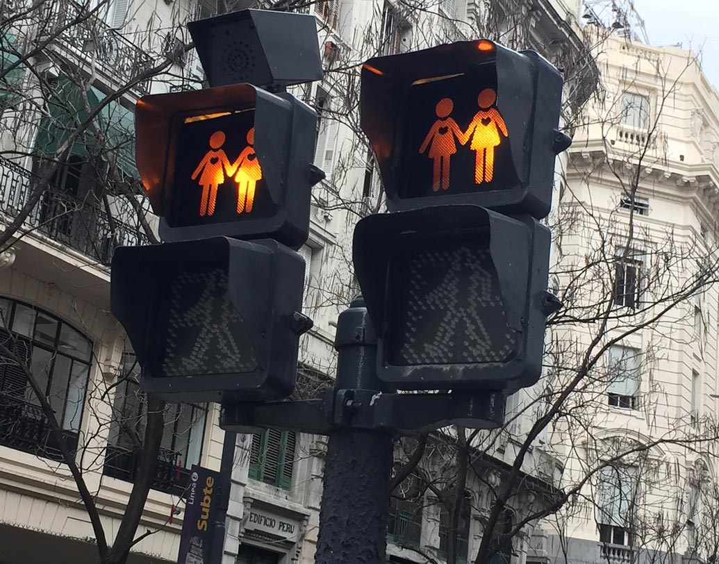 ২০০৬-এর ৩০ নভেম্বর প্রবল আন্দোলনের মুখে পড়ে অবশেষে দক্ষিণ আফ্রিকায় সমলিঙ্গ বিবাহ বৈধতা অর্জন করে।