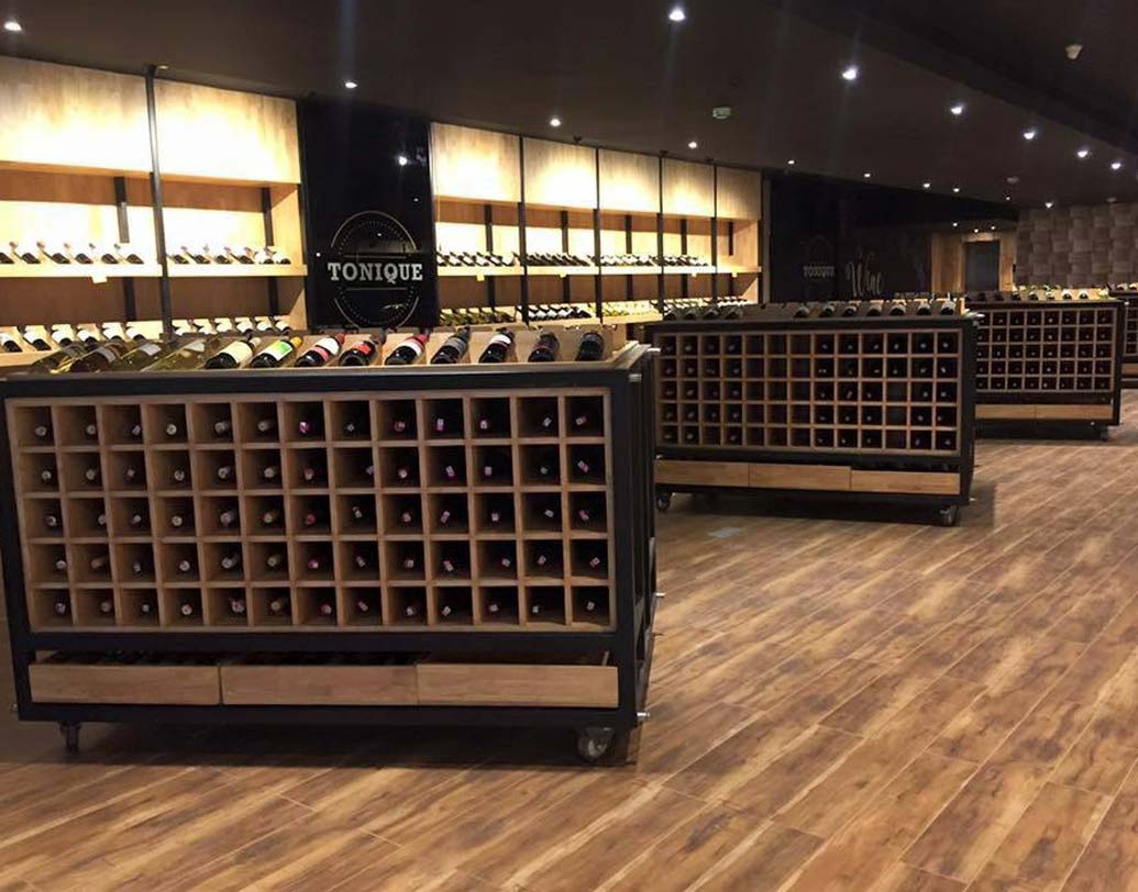 তিনটি বাস্কেটবল কোর্টের থেকে বড় এলাকা নিয়ে তৈরি হয়েছে ‘টনিক’। দোতলা এই দোকনটির গোটাটা জুড়েই হরেক রকম দেশি-বিদেশি সেরা মদের ভাণ্ডার।