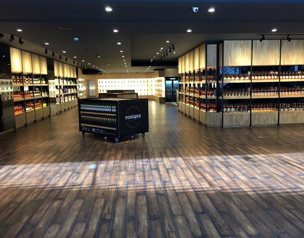 দক্ষিণ আফ্রিকা থেকে চিলে, অস্ট্রেলিয়া থেকে নিউজিল্যান্ড, ইউরোপ, ফ্রান্স— বিভিন্ন দেশের ওয়াইন টেস্ট করতে চাইলে ঘুরে আসতে পারেন এখানে।