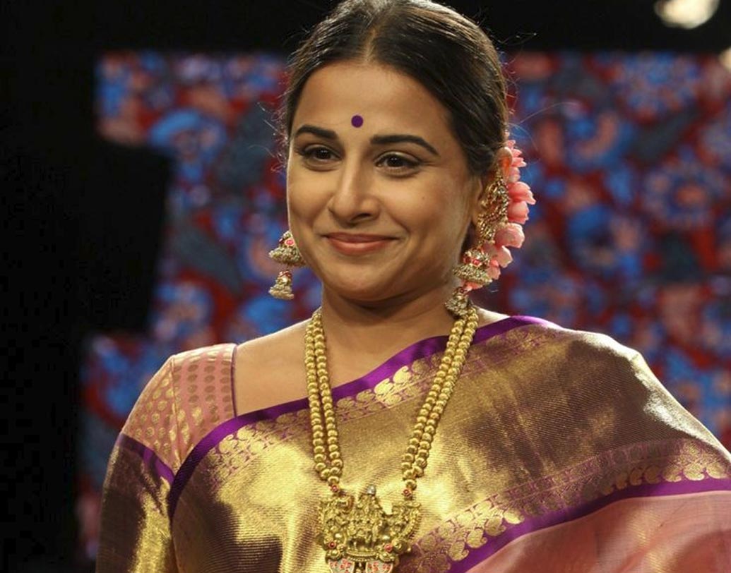 কাঞ্জিভরম: আসল কাঞ্জিভরম সিল্কের রং উজ্জ্বল হয়। কাঞ্জিভরম শা়ড়ি কেনার সময় দেখে নিন জড়িতে লাল সুতো রয়েছে কিনা। যদি না থাকে তা হলে শাড়ি কাঞ্জিভরম নয়। যদি শাড়ির উল্টো পিঠে জড়ির সুতোর গিঁট দেখতে পান তা হলে বুঝবেন তা আসল সিল্ক।