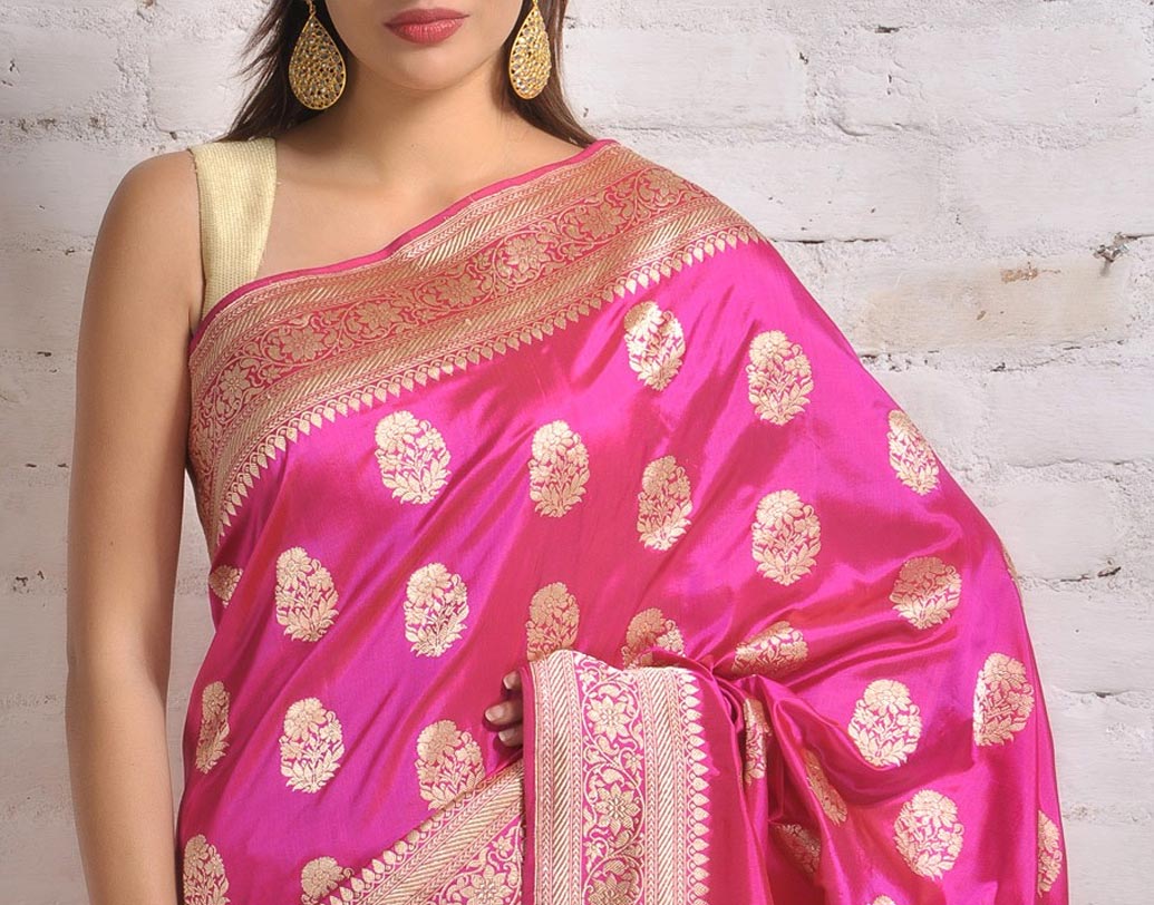 বেনারসি: হাতে বোনা বেনারসি শাড়ির ভাঁজে ভাঁজে ভাসা ভাসা সুতো দেখতে পাবেন। এ ছাড়াও একমাত্র আসল বেনারসি শাড়ির আঁচলে ৬-৮ ইঞ্চি লম্বা সিল্কের প্যাচ থাকবে। ডিজাইনার রিম্পল নরুলা জানাচ্ছেন, শাড়ির মোটিফ দেখেও চিনে নেওয়া যায় আসল বেনারসি শাড়ি। মুঘল প্যাটার্নের আমরু, অম্বি, ডোমক মোটিফ থাকে আসল বেনারসি শাড়িতে।