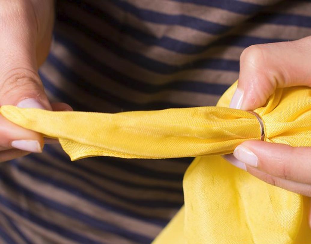 লাইট ওয়েট সিল্ক: সিল্ক যত হালকা হবে তা ততই নমনীয় ও সূক্ষ হবে। যদি আংটির মধ্যে দিয়ে সিল্ক পাস করাতে পারেন তা হলে বুঝবেন সিল্ক অকৃত্রিম। যদি আটকে যায়, তা হলে বুঝবেন তা ভারী ফ্যাব্রিক। যে ফ্র্যাব্রিক যত হালকা তা তত ভাল মানের।