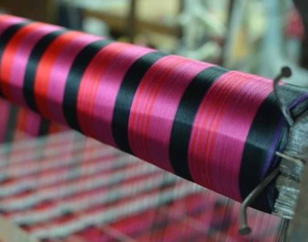 লাস্টর টেস্ট: নানা রঙের সুতোর মিশেলে এই সিল্ক তৈরি হয়। বিভিন্ন দিক থেকে আলো পড়লে এই শাড়ির জমির রঙ দেখতে অন্য রকম লাগে। যদি সিল্ক নকল হয় তা হলে আলোর সঙ্গে শাড়ির রং বদলাবে না। সাদাটে দেখতে লাগবে।