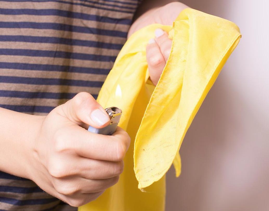 বার্ন টেস্ট: নিজের প্রিয় শাড়িতে এই পরীক্ষা কেউই করতে চান না। তবে গুণমান বিচার করার জন্য এই পরীক্ষা খুবই ভাল। শাড়ির ছোট্ট এক কোণ আগুনের শিখার উপর ধরুন। যদি পোড়া চুলের মতো গন্ধ বেরোয় তা হলে বুঝবেন সিল্ক আসল। যদি পলিয়েস্টার হয় তা হলে প্লাস্টিক বেরিয়ে আসে। জড়ির শাড়ি কিনলে অথেনটিসিটি সার্টিফিকেট দেখতে চাইতে পারেন।