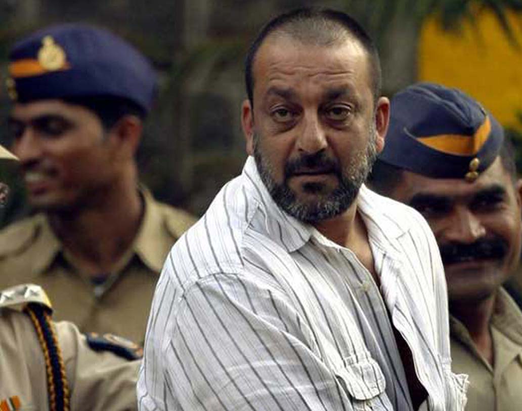 শুধু নায়িকাদের সঙ্গে যোগই নয়। অন্ধকার জগতের সঙ্গে যোগ মিলেছে বলিউডের নায়কদেরও। ১৯৯৩ সালের মুম্বই বিস্ফোরণের সঙ্গে যোগ থাকার অভিযোগে গ্রেফতার হয়েছিলেন সঞ্জয় দত্ত। সঞ্জয়ের সঙ্গে আবু সালেম ও দাউদের সরাসরি যোগের প্রমাণ পেয়েছিল পুলিশ।