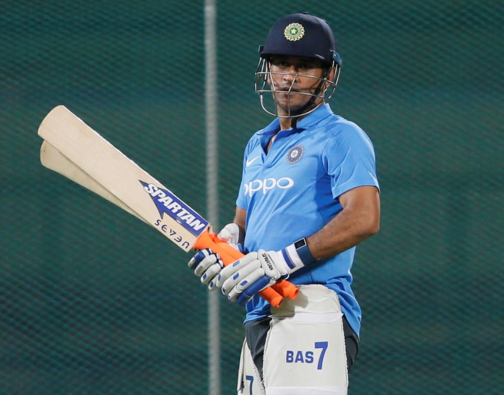 ইতিমধ্যেই নির্বাচক প্রধান এমএসকে প্রসাদ জনিয়েছেন পারফরম্যান্স না করতে পারলে দল থেকে বাদ দেওয়া হবে যে কোনও ক্রিকেটারকে, সে ধোনিও হতে পারেন। সে ক্ষেত্রে খারাপ পারফরম্যান্সের কারণে বাদ যাওয়ার থেকে নিজেরই সরে দাঁড়ান উচিত রাঁচির রাজপুত্রের।