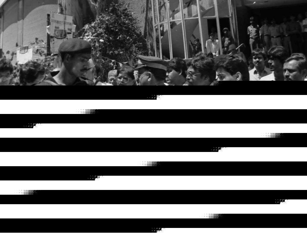 ৪ নভেম্বর, ১৯৯৩: ১০ হাজারেরও বেশি পাতার প্রাথমিক চার্জশিট জমা দেওয়া হয়েছিল। সেখানে ১৮৯ জন সন্দেহজনকের নাম ছিল।
১৯ নভেম্বর, ১৯৯৩: সিবিআইয়ের হাতে যায় মুম্বই বিস্ফোরণের তদন্তের ভার।
১৯৯৪: মুম্বই স্টেশন থেকে ধরা পড়ে হামলা মূল চক্রী ইয়াকুব মেনন।