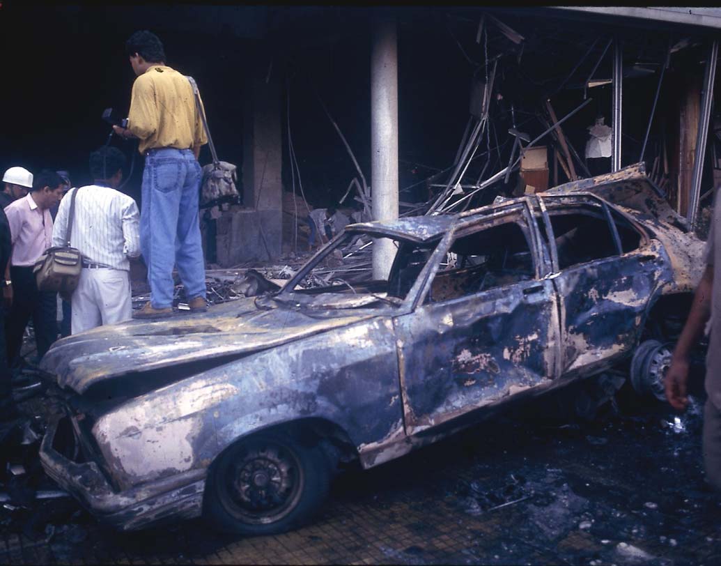 ১০ এপ্রিল, ১৯৯৫: ২৬ জন সন্দেহভাজনকে মুক্তি দেয় টাডা আদালত।
১৯ এপ্রিল-জুন ১৯৯৫: অপরাধীদের বিরুদ্ধে চার্জ গঠন করা হয়। 
১৪ অক্টোবর, ১৯৯৫: সুপ্রিম কোর্টের রায়ে জামিনে মুক্তি পান সঞ্জয় দত্ত।