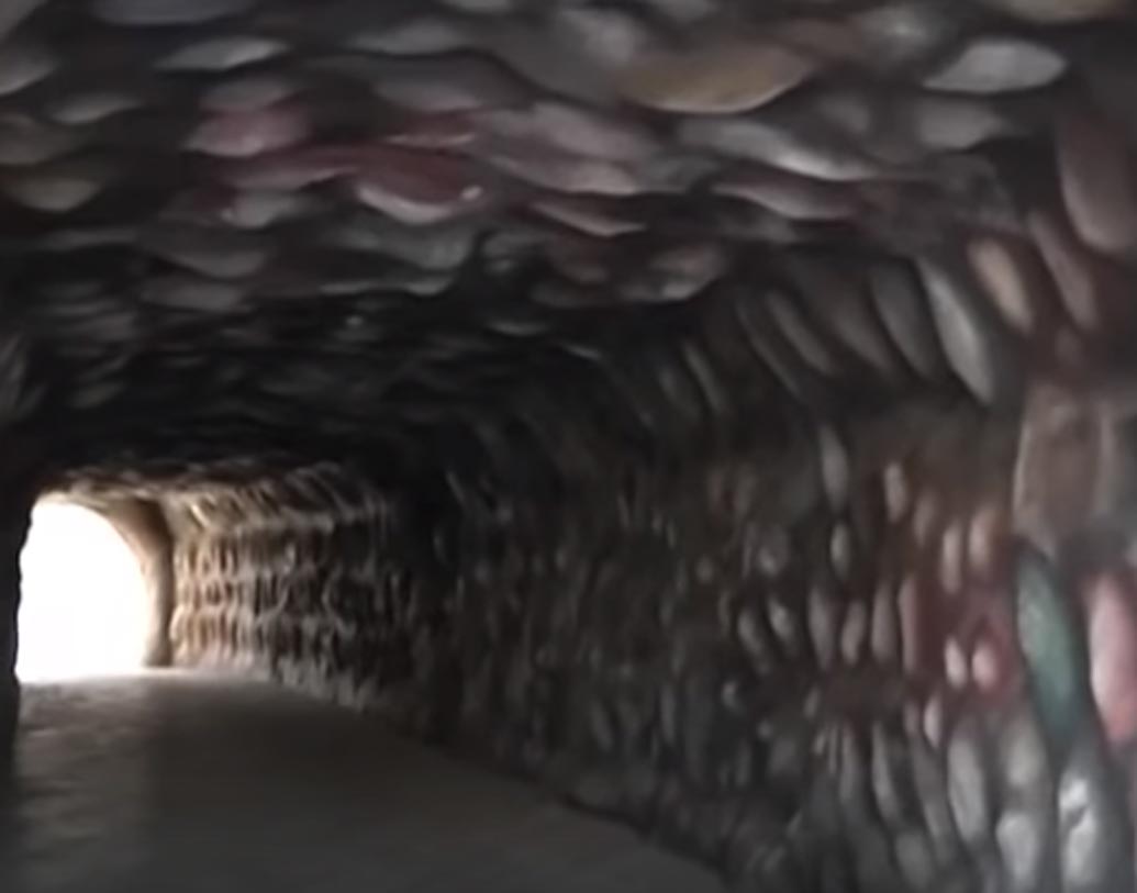 ডেরায় রয়েছে এই গুহার আদলে গড়া অন্ধকার পথ।