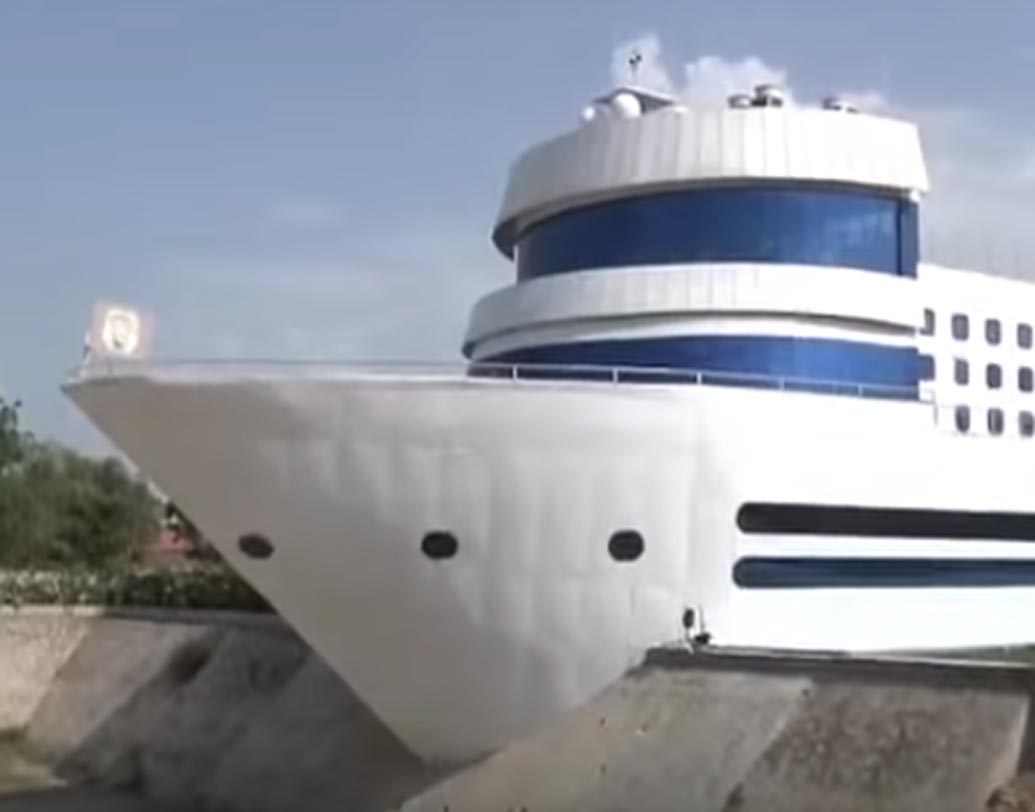 জাহাজের মতো দেখতে এই বাড়ির ভিতরে রয়েছে বিলাসের সমস্ত উপকরণ।