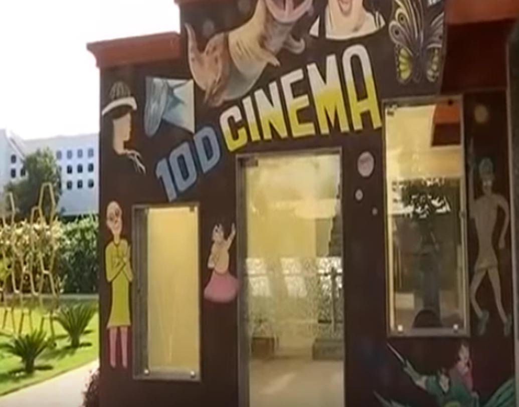 রয়েছে অত্যাধুনিক সিনেমা হল।