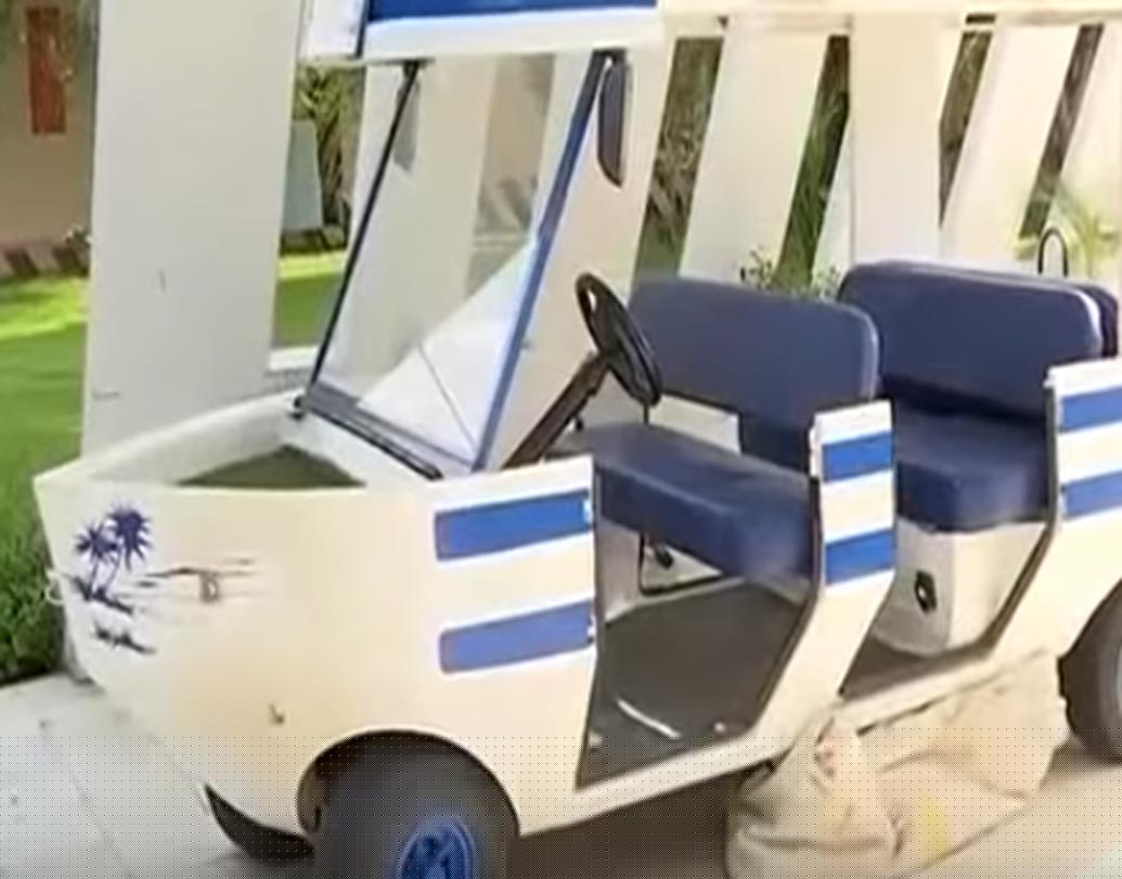 ডেরার সাততারা হোটেলে যাতায়াতের জন্য ব্যবহার করা হয় ব্যাটারিচালিত গল্ফকার্ট।