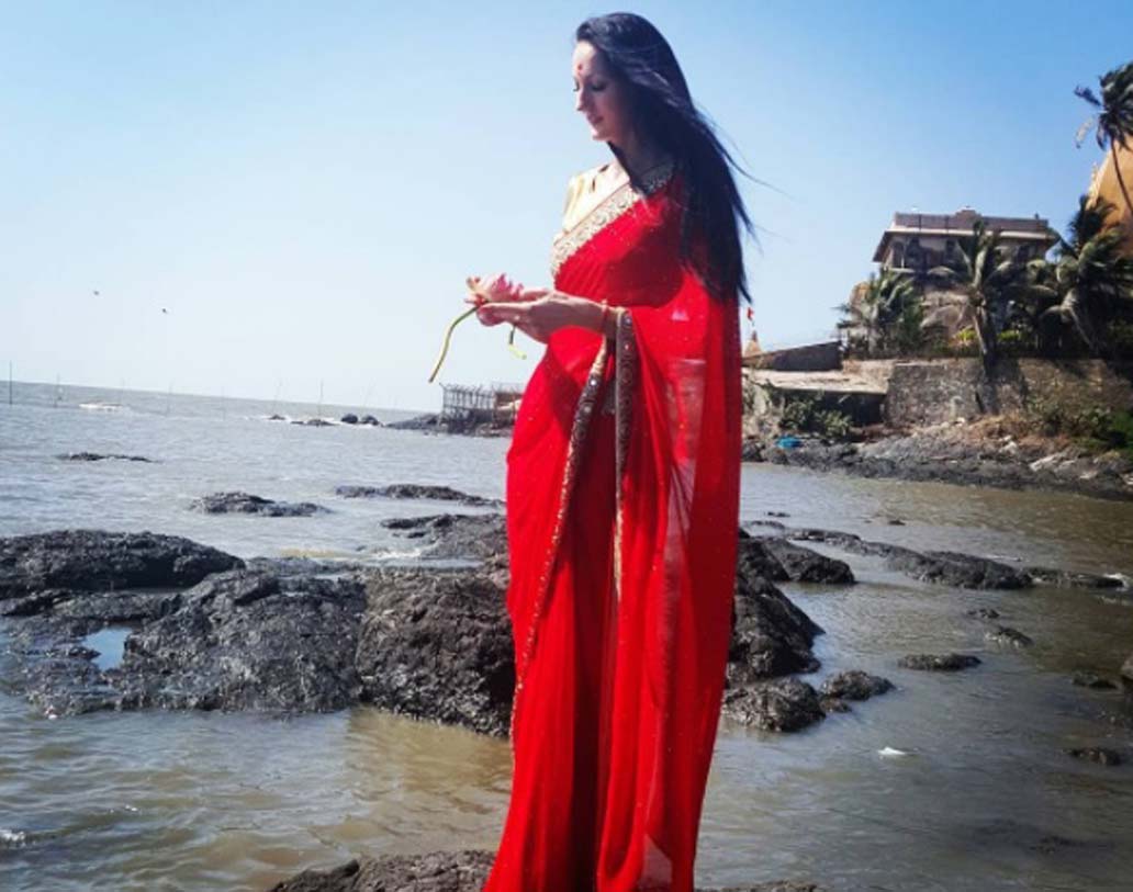 লাল শাড়িতে কেমন দেখাচ্ছে একতিরিনাকে? কোনও বাঙালি মেয়ে দেখলে অবশ্য ভিরমি খাবে। একটি ফোটোশুটে শাড়ি পরেছিলেন মডেল। নিজেই ইনস্টাগ্রামে পোস্ট করেছেন এই ছবি।