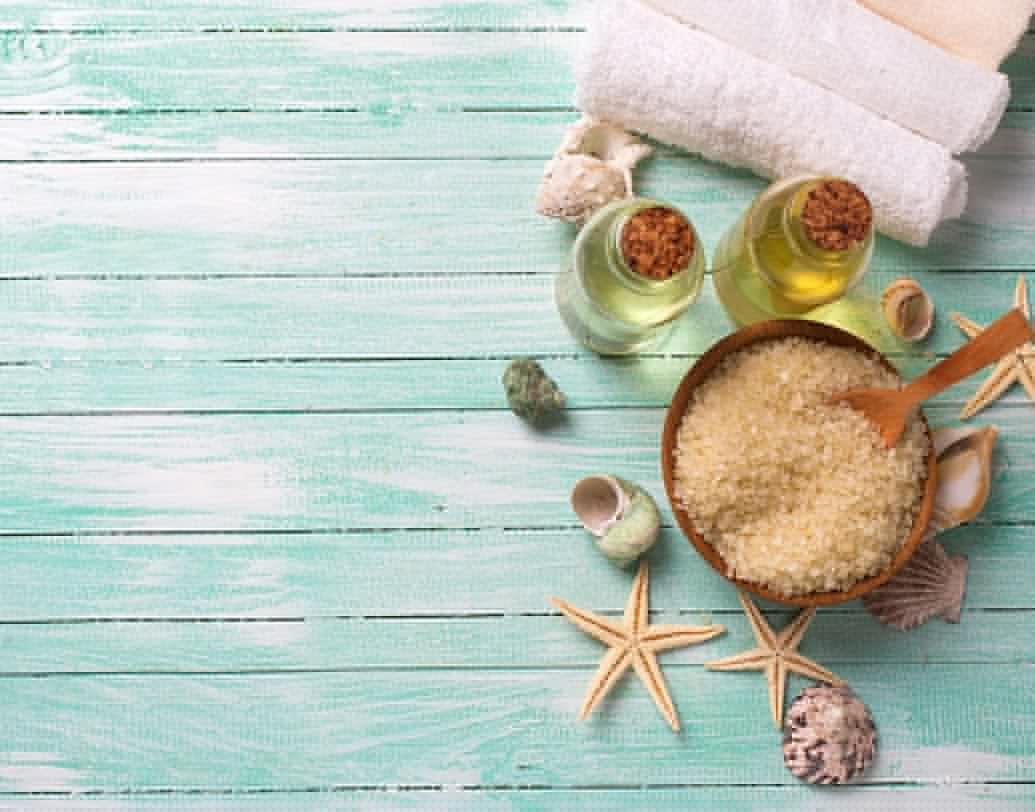 নারকেল তেলের সঙ্গে চিনি মিশিয়ে এই মিশ্রণ ত্বক এক্সফোলিয়েট করতে ব্যবহার করতে পারেন। মড়া চামড়া উঠে ত্বক মসৃণ দেখাবে।