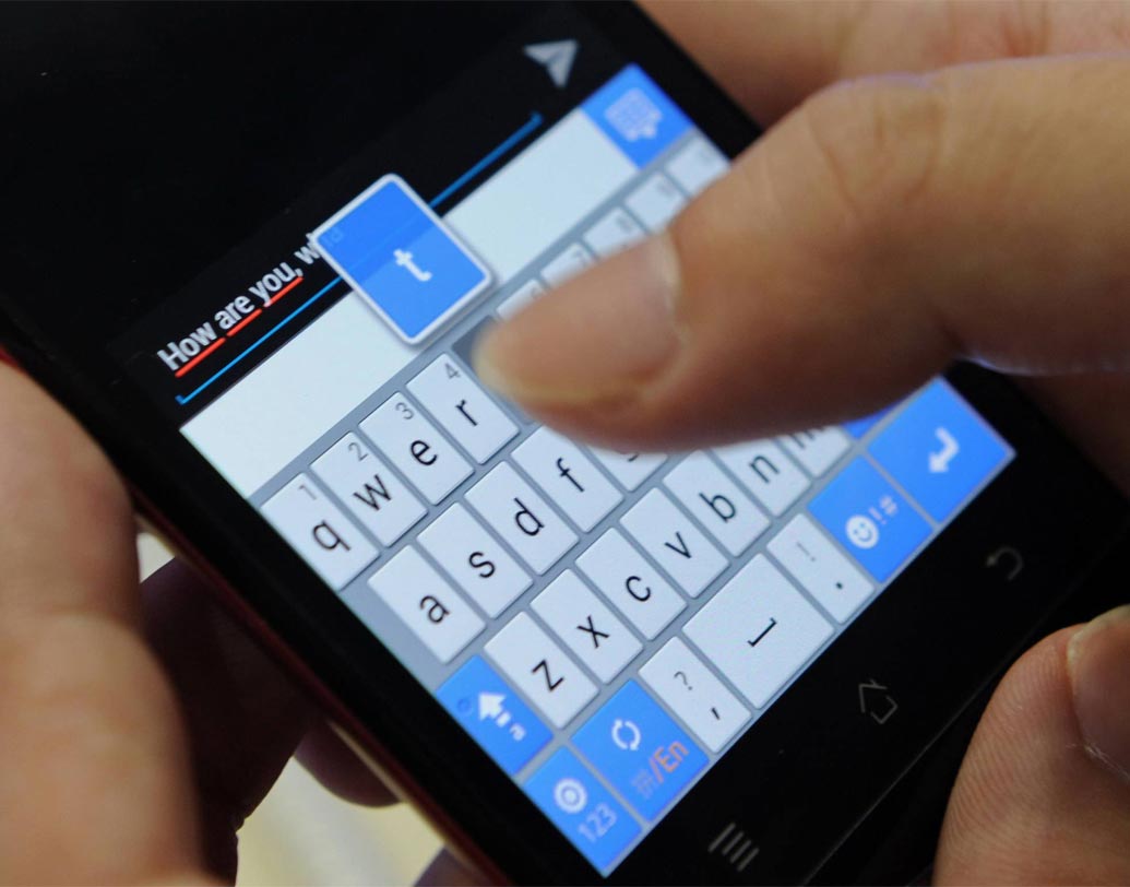 যোগাযোগ রাখার জন্য উনি কি ফোন কলের থেকে টেক্সট মেসেজেই বেশি স্বচ্ছন্দ?