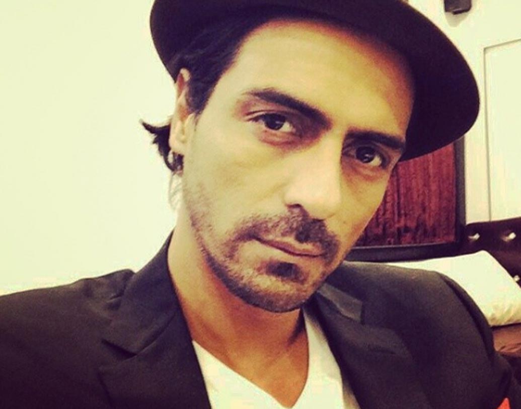 অর্জুন রামপাল: দিল্লির হিন্দু বিশ্ববিদ্যালয় থেকে অর্থনীতি নিয়ে পড়াশোনা করেছেন অর্জুন। এই মুহূর্তে বলিউডের অন্যতম প্রমিসিং অ্যাক্টরদের মধ্যে অন্যতম তিনি। একদিন দিল্লির এক ডিস্কোতে ডিজাইনার রোহিত বলের নজরে পড়েছিলেন তিনি। রোহিতই তাঁকে মডেলিংয়ে নিয়ে আসেন। এ ভাবেই বলিউডে পা রাখা অর্জুনের।