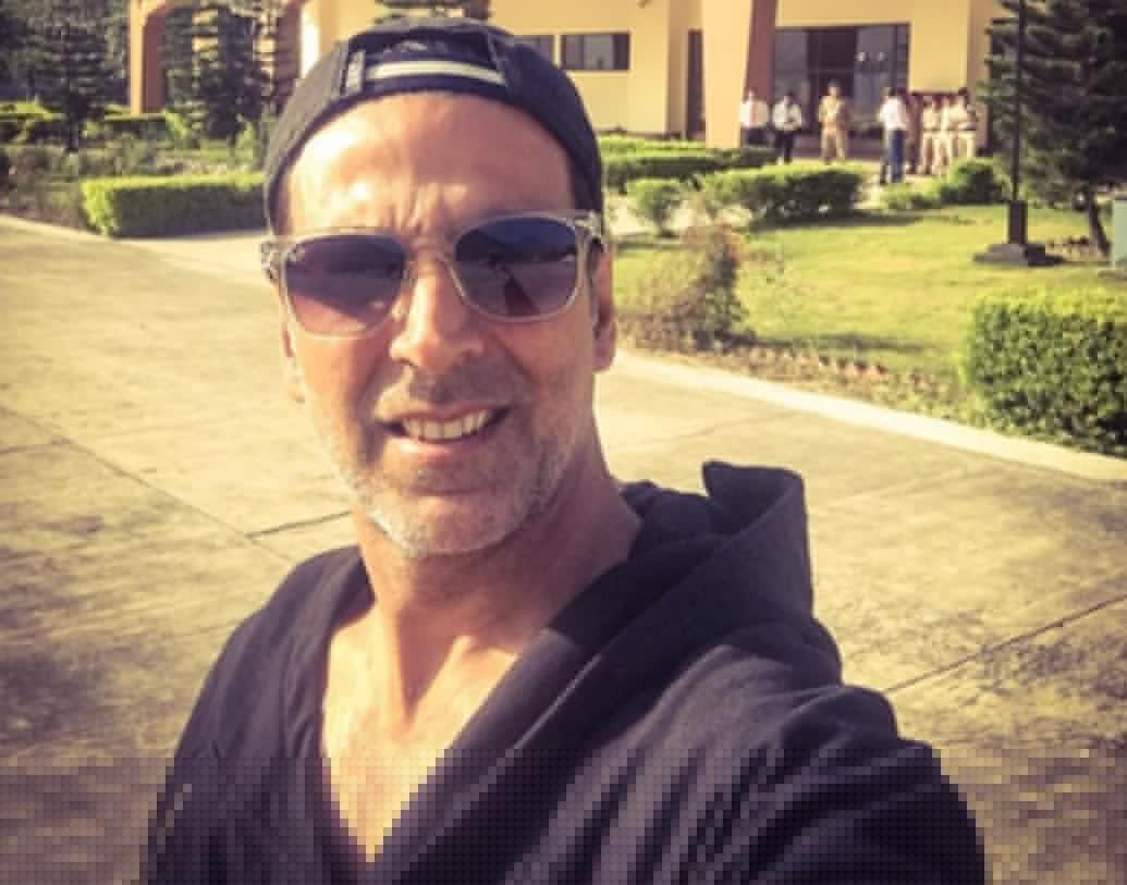 অক্ষয় কুমার: এক ছাত্রের কথায় মডেলিংয়ে উৎসাহিত হয়েছিলেন অক্ষয় কুমার। মার্শাল আর্টের পাশাপাশি এরপর থেকেই অভিনয় শুরু করেন তিনি। বি-টাউনে এসেই একের পর এক হিট। জনপ্রিয়তার পারদও চড়েছে পাল্লা দিয়ে। ফোর্বসের তালিকায় বিশ্বের প্রথম দশ সর্বোচ্চ আয়ের অভিনেতার মধ্যেও একবার নাম উঠেছিল তাঁর। সেরা অভিনেতার জন্য পেয়েছেন জাতীয় পুরস্কারও।